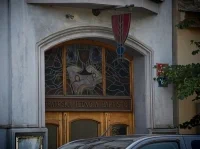 The courtyard of the building at Vinohradská 76/68 is dominated by the remarkable Art Nouveau chapel of the Baptist Brethren, which was officially opened on July 6, 1915, on the occasion of the 500th anniversary of the burning of Jan Hus at the stake.